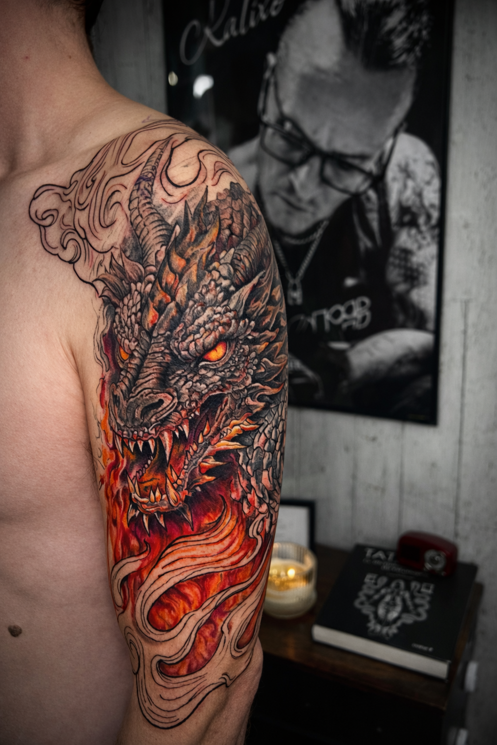 Tatouage japonais en couleur représentant un dragon en flammes sur une manche de bras, réalisé chez KavaDerma à Drummondville.